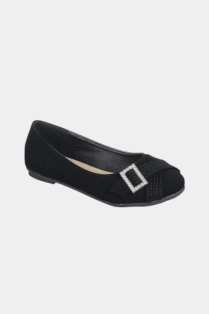 Black flat shoe with a silver buckle