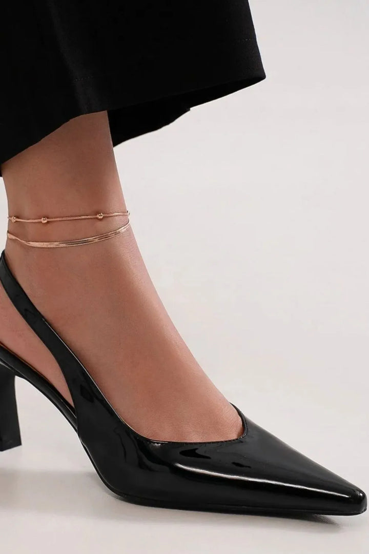 Black high-heeled shoes 
