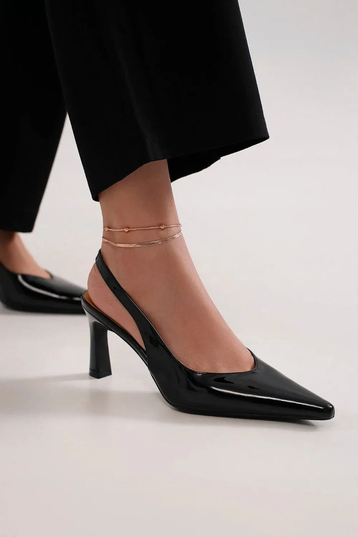 Black high heeled shoes 